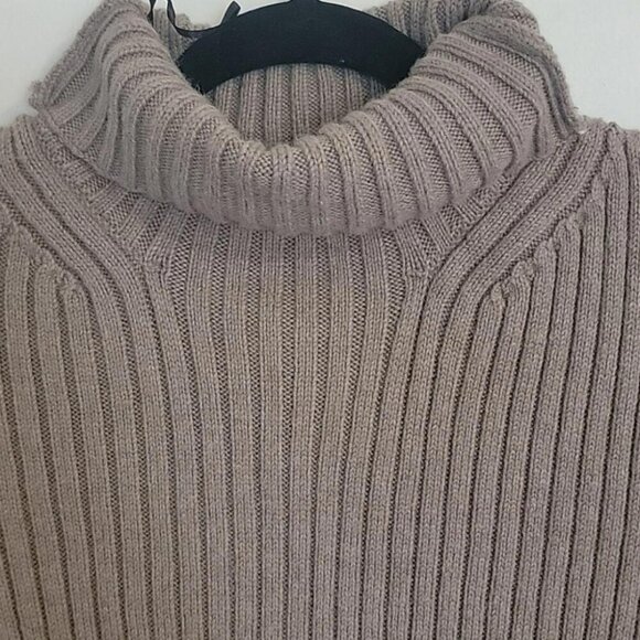 H&M Turtleneck Tan Oversized Sweater Size Medium - Picture 3 of 5